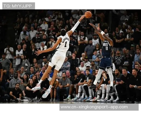 文班亚马亲自揭晓身高秘密光脚状态下竟达七尺四寸