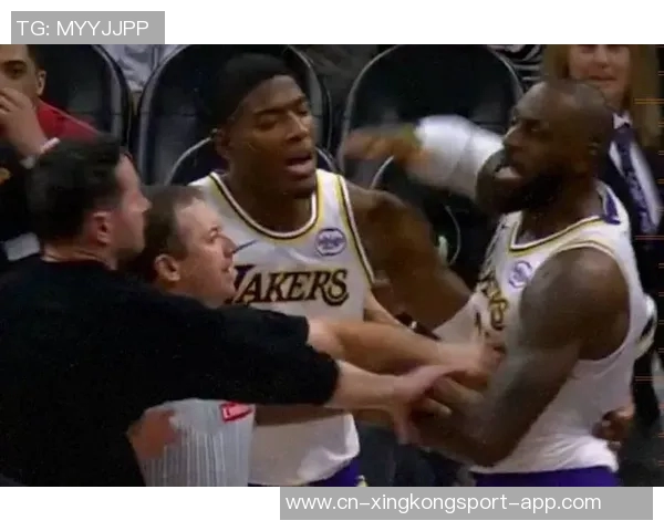 奥特谈三分犯规争议裁判称布克触碰詹姆斯手腕我未能清晰观察到